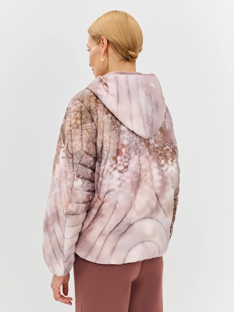 Яркая куртка с дизайнерским  принтом