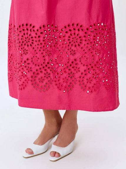 Яркое платье с вышивкой ришелье