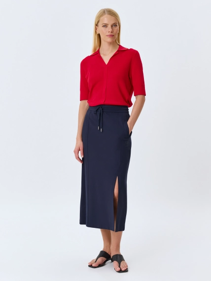 Трикотажная юбка с акцентным разрезом