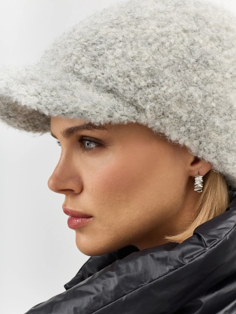 Меховая шапка с козырьком