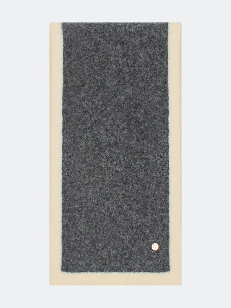 Вязаный шарф с контрастным краем