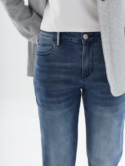 Классические джинсы с декором на шлевках