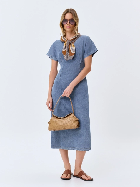 Яркий шелковый платок 