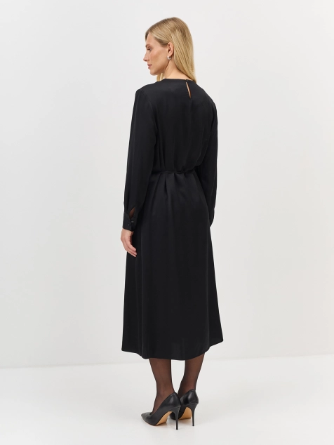 Платье с декоративной цепочкой