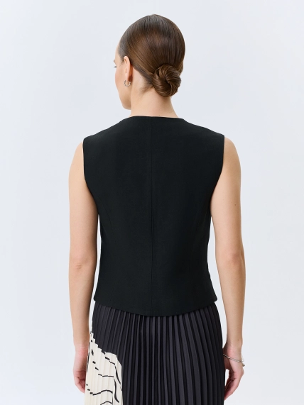 Жилет с контрастными пуговицами