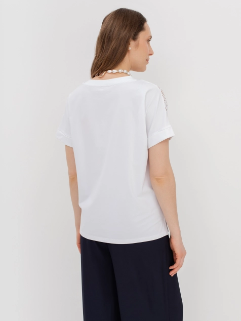 Футболка с акцентом на плечах