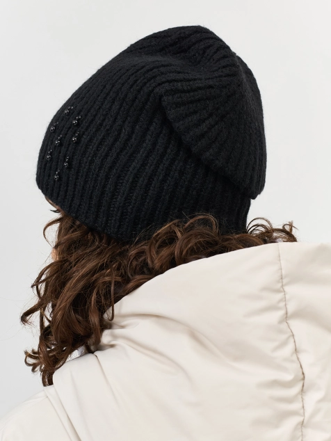 Шапка в рубчик с акцентным декором