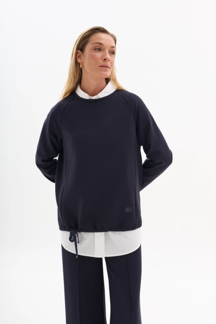 Свитшот с минималистичной вышивкой