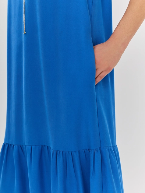 Яркое платье с декором по горловине