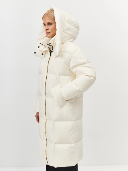 Молочный пуховик с капюшоном