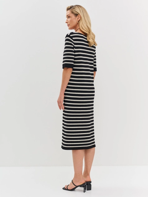 Вязаное платье в контрастную полоску