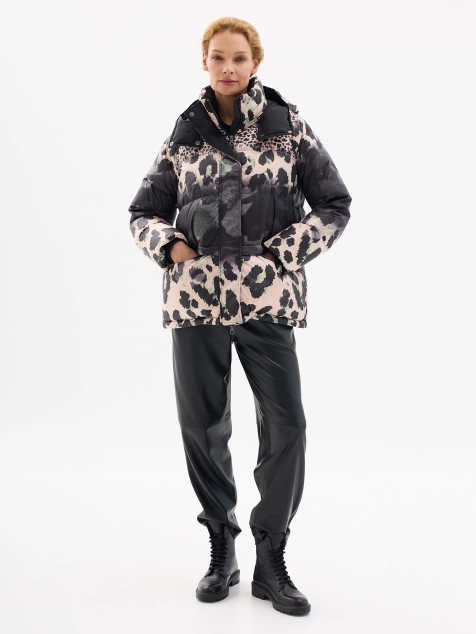 Яркая куртка с абстрактным принтом на натуральном утеплителе