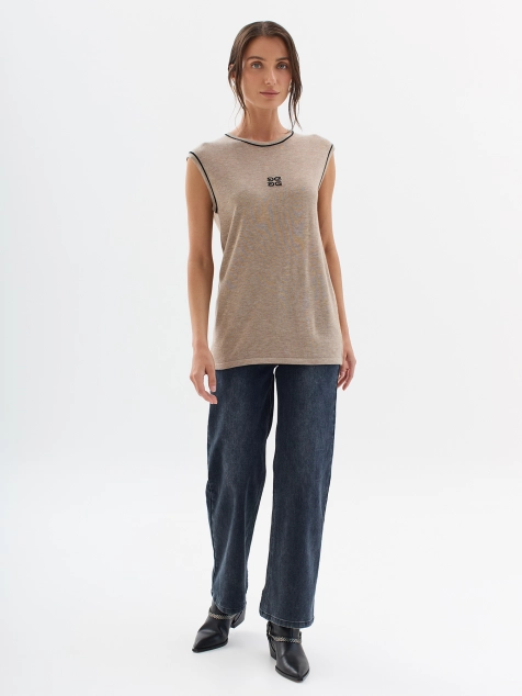 Вязаный топ с минималистичным декором