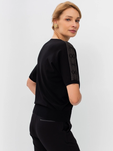 Джемпер с жаккардовой вязкой по плечам