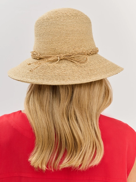 Шляпа из рафии с декором