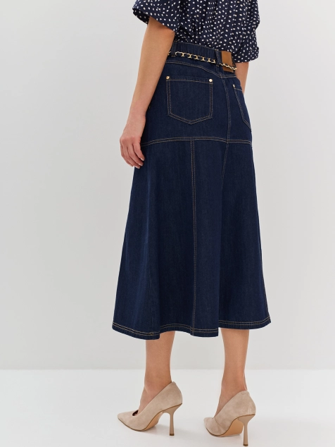 Джинсовая юбка-миди с акцентным поясом-цепью