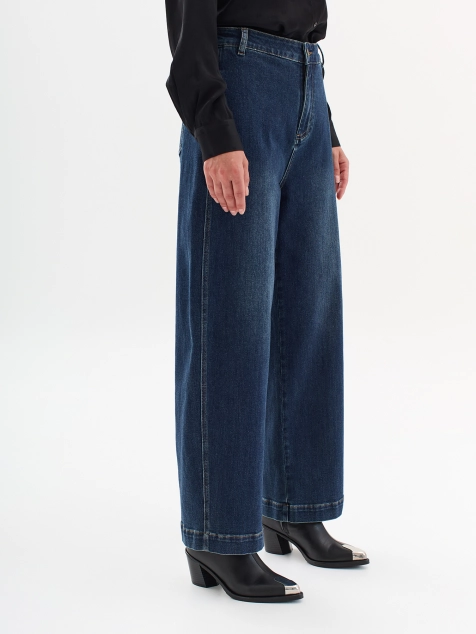 Укороченные джинсы с декоративными элементами в швах