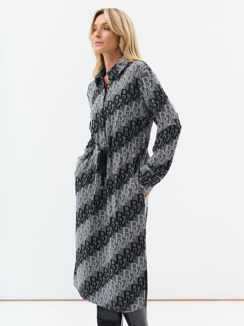 Фактурное платье с монохромным принтом