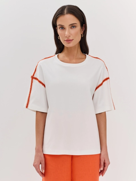 Футболка с яркой вышивкой