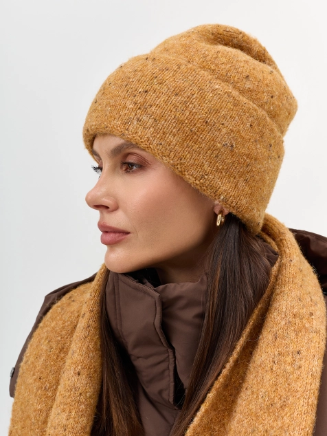 Укороченная шапка с шерстью