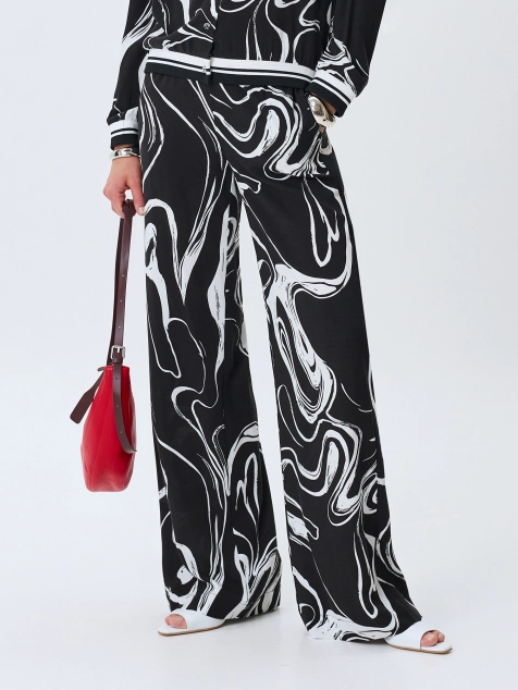 Брюки с графичным принтом