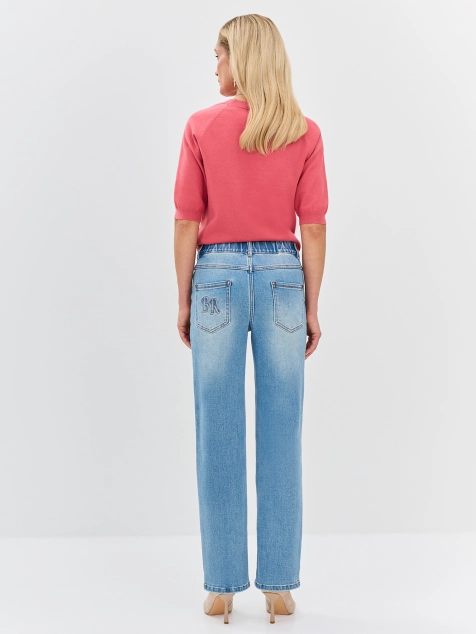 Джинсы с монограммой на кармане