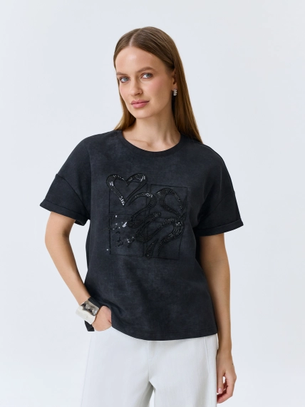 Футболка с фактурной мерцающей вышивкой 