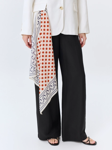 Шейный платок в яркий горошек