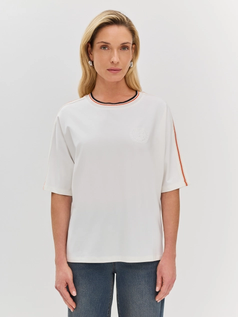 Свободная футболка с яркими кантами