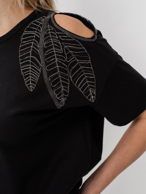 Футболка с акцентом на  плече