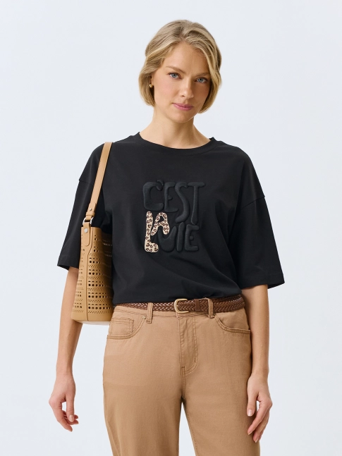 Футболка с объемной вышивкой