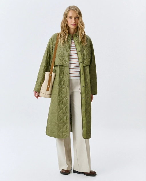 Тонкое пальто с фигурной стежкой