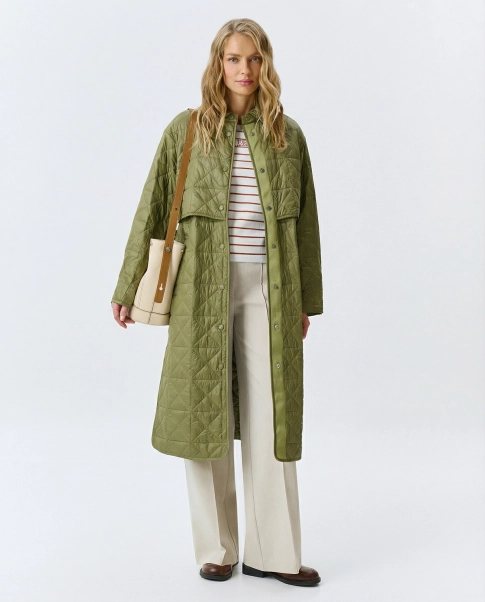 Тонкое пальто с фигурной стежкой