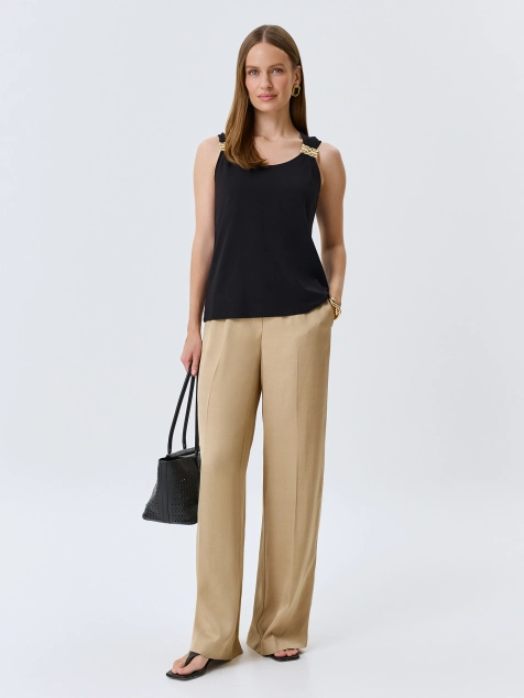 Трикотажный топ с акцентным декором