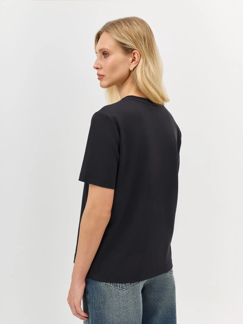 Футболка с акцентной вышивкой